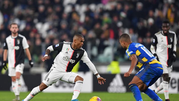 TURIN, ITALY - JANUARY 19: Douglas Costa of Juventus competes for the ball with Hernani Jr of Parma Calcio during the Serie A match between Juventus and Parma Calcio at Allianz Stadium on January 19, 2020 in Turin, Italy. (Photo by Valerio Pennicino - Juventus FC/Juventus FC via Getty Images) TURIN, ITALY - JANUARY 19: Douglas Costa of Juventus competes for the ball with Hernani Jr of Parma Calcio during the Serie A match between Juventus and Parma Calcio at Allianz Stadium on January 19, 2020 in Turin, Italy. (Photo by Valerio Pennicino - Juventus FC/Juventus FC via Getty Images)
