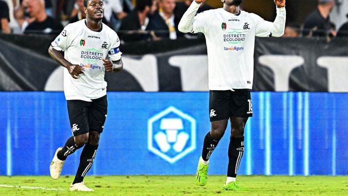 LA SPEZIA, ITALY - SEPTEMBER 17: M'Bala Nzola of Spezia (R) celebrates with his team-mate Emmanuel Gyasi after scoring a goal during the Serie A match between Spezia Calcio and UC Sampdoria at Stadio Alberto Picco on September 17, 2022 in La Spezia, Italy. (Photo by Simone Arveda/Getty Images) Tegola Nzola! Gyasi, Holm, Agudelo, Verde, Zurkowski: chi gioca e chi rischia nello Spezia - immagine 1