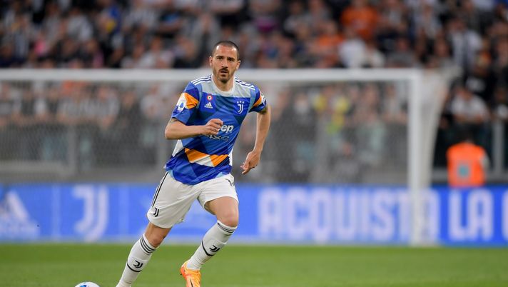 TURIN, ITALY - APRIL 16: Leonardo Bonucci of Juventus controls the ball during the Serie A match between Juventus and Bologna FC at Allianz Stadium on April 16, 2022 in Turin, Italy. (Photo by Daniele Badolato - Juventus FC/Juventus FC via Getty Images) Qui Juve, rientrano tutti - immagine 1
