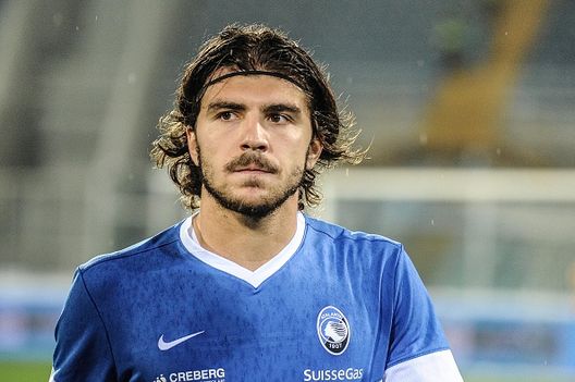 Alberto Paloschi during the Serie A match between Pescara Calcio and Atalanta BC at Adriatico Stadium on October 26, 2016 in Pescara, Italy.(Photo by Federica Roselli/NurPhoto via Getty Images) Alberto Paloschi during the Serie A match between Pescara Calcio and Atalanta BC at Adriatico Stadium on October 26, 2016 in Pescara, Italy.(Photo by Federica Roselli/NurPhoto via Getty Images)
