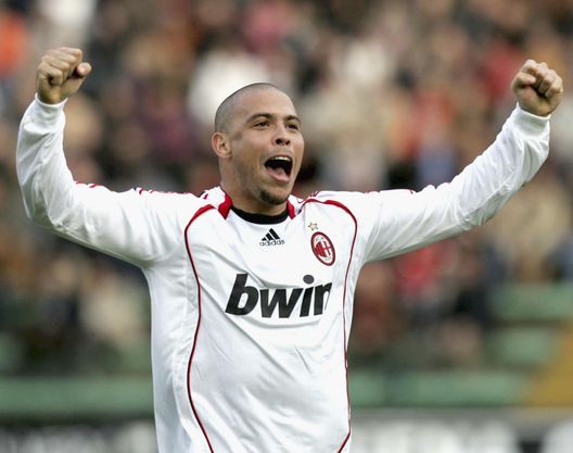 SIENA, ITALY - FEBRUARY 17:  Ronaldo  of  Milan celebrates his goal during the Serie A match between Siena and Milan on February 17, 2007 in Siena, Italy.  (Photo by New Press/Getty Images) 