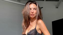 Emily Ratajkovski esagerata: lingerie minuscola per la modella, scatto da capogiro