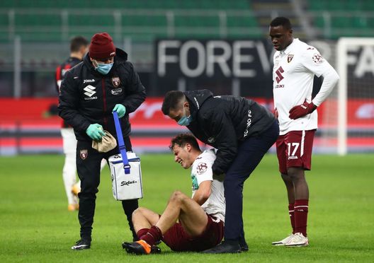 MILAN, ITALY - JANUARY 12: Mergim Vojvoda of Torino F.C. receives medical treatment as Wilfried Singo of Torino F.C. looks on during the Coppa Italia match between AC Milan and Torino FC at Stadio Giuseppe Meazza on January 12, 2021 in Milan, Italy. Sporting stadiums around Italy remain under strict restrictions due to the Coronavirus Pandemic as Government social distancing laws prohibit fans inside venues resulting in games being played behind closed doors. (Photo by Marco Luzzani/Getty Images) MILAN, ITALY - JANUARY 12: Mergim Vojvoda of Torino F.C. receives medical treatment as Wilfried Singo of Torino F.C. looks on during the Coppa Italia match between AC Milan and Torino FC at Stadio Giuseppe Meazza on January 12, 2021 in Milan, Italy. Sporting stadiums around Italy remain under strict restrictions due to the Coronavirus Pandemic as Government social distancing laws prohibit fans inside venues resulting in games being played behind closed doors. (Photo by Marco Luzzani/Getty Images)