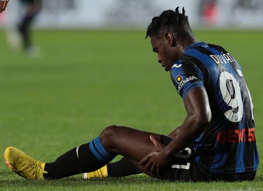 BERGAMO, ITALY - SEPTEMBER 01: Duvan Zapata of Atalanta BC on the ground injured during the Serie A match between Atalanta BC and Torino FC at Gewiss Stadium on September 01, 2022 in Bergamo, Italy. (Photo by Emilio Andreoli/Getty Images) Concorrenti: non solo Malinovskyi, un altro big può lasciare l’Atalanta- immagine 2