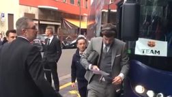 VIDEO / Barcellona, Piqué con la testa tra le nuvole: specchietto centrato in pieno