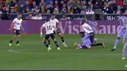 VIDEO Valencia-Real Madrid, infortunio shock per Diakhaby: giocatori in lacrime