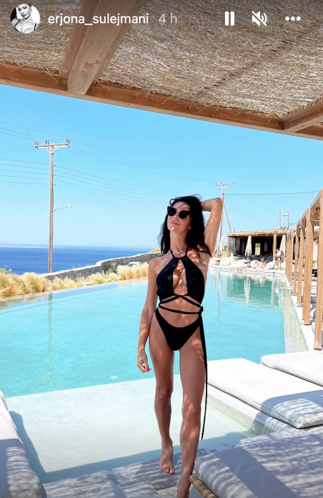 Erjona, che spettacolo! L’ex lady Dzemaili sempre in costume: fisico super- immagine 2