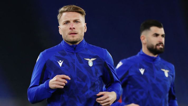 ROME, ITALY - DECEMBER 09: Ciro Immobile of SS Lazio warms up prior to the UEFA Europa League group E match between SS Lazio and Galatasaray at Olimpico Stadium on December 09, 2021 in Rome, Italy. (Photo by Paolo Bruno/Getty Images) Immobile: “Nazionale? Io campione d’Europa e Scarpa d’Oro, non devo rispondere” - immagine 1