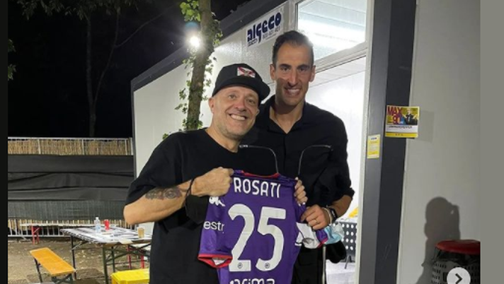 FOTO – Max Pezzali posa con la maglia della Fiorentina di Rosati FOTO – Max Pezzali posa con la maglia della Fiorentina di Rosati