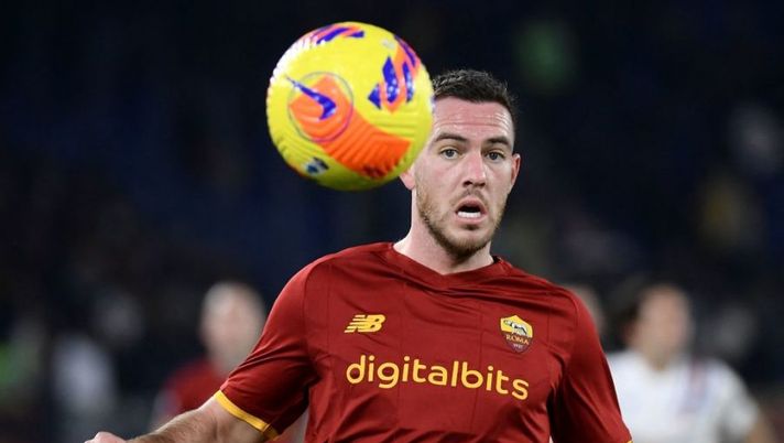 Roma's French midfielder Jordan Veretout eyes the ball during the Italian Serie A football match between AS Roma and Sampdoria on December 22, 2021 at the Olympic stadium in Rome. (Photo by Filippo MONTEFORTE / AFP) (Photo by FILIPPO MONTEFORTE/AFP via Getty Images) Mourinho su Veretout: “In panchina una volta e già in vendita: non è così” - immagine 1