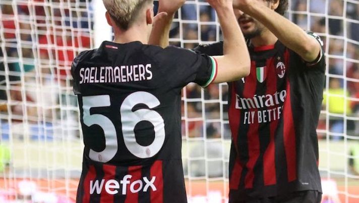 AC Milan's Belgian forward Alexis Saelemaekers (L) celebrates scoring with AC Milan's French midfielder Yacine Adli during the Dubai Super Cup 2022 match between Liverpool and AC Milan at al-Maktoum stadium in the Gulf emirate, on December 16, 2022. (Photo by KARIM SAHIB / AFP) (Photo by KARIM SAHIB/AFP via Getty Images) Milan, Gazzetta: “Cosa cambia alla ripresa con i recuperi di Calabria e Saelemaekers” - immagine 1