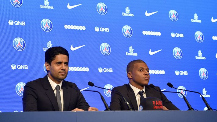 PARIS, FRANCE - SEPTEMBER 06: (L-R) Paris Saint-Germain President Nasser Al Khelaifi and new signing Kylian Mbappe speak to the media during a press conference at the Parc des Princes on September 6, 2017 in Paris, France. Kylian Mbappe signed a five year contract for 180 Million Euro. (Photo by Aurelien Meunier/Getty Images) Mbappé, che contratto: costa 630 milioni lordi al PSG, un quarto del budget - immagine 1