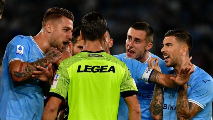 ROME, ITALY - OCTOBER 30: The protests of the Lazio players with the referee Gianluca Manganiello during the Serie A match between SS Lazio and Salernitana at Stadio Olimpico on October 30, 2022 in Rome, Italy. (Photo by Marco Rosi - SS Lazio/Getty Images) Lazio, Milinkovic salta il derby: era diffidato ed è stato ammonito con la Salernitana - immagine 1