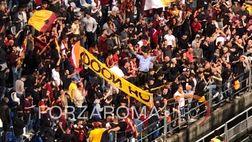 Roma, sfottò alla Lazio al Mapei: “Oh nooo”. Poi il coro “volevi andare in Coppa dei Campion?” – FOTO