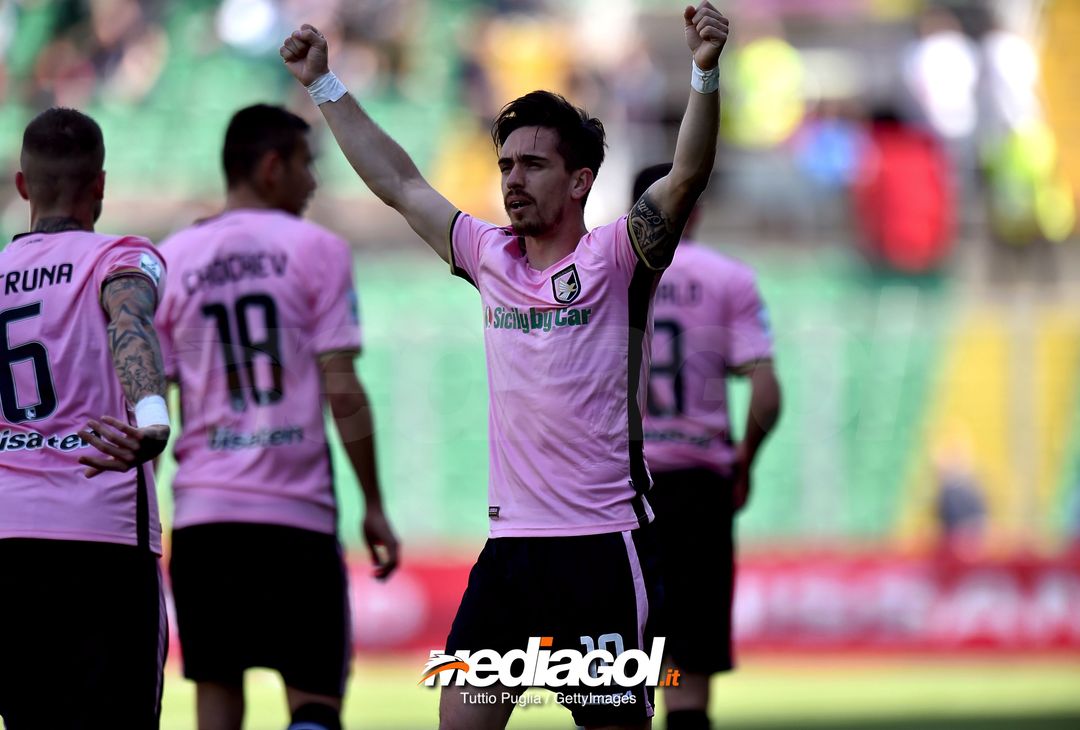  PALERMO, ITALY - APRIL 07:  Igor Coronado of Palermo celebrates after scoring the opening goal during the serie A match between US Citta di Palermo and Pescara Calcio at Stadio Renzo Barbera on April 7, 2018 in Palermo, Italy.  (Photo by Tullio M. Puglia/Getty Images) 