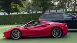 VIDEO / Inter, Vidal arriva ad Appiano con la Ferrari. Sanchez fa il paparazzo