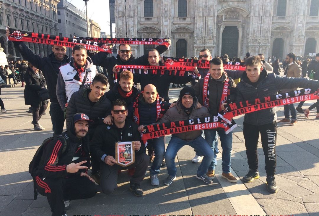  Milan Club Gesturi al Duomo di Milano 