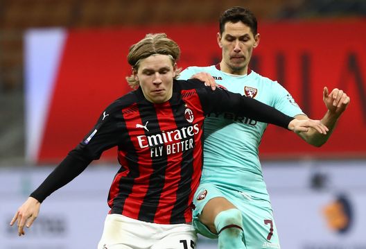 Jens Petter Hauge del Milan protegge palla su Lukic del Tori Jens Petter Hauge del Milan protegge palla su Lukic del Tori