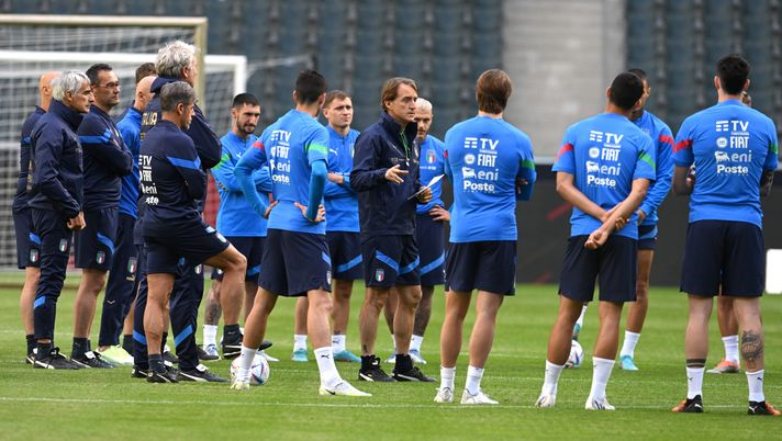 MOENCHENGLADBACH, GERMANY - JUNE 13: Head coach Italy Roberto Mancini (C) speaks to players during an Italy training session at Borussia Park Stadium on June 13, 2022 in Moenchengladbach, Germany. (Photo by Claudio Villa/Getty Images) Italia-Inghilterra, già venduti undicimila biglietti per il match al Maradona - immagine 1