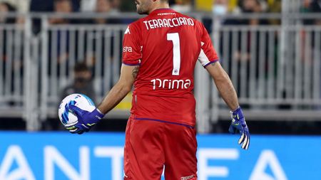VENICE, ITALY - OCTOBER 18: Pietro Terraciano of Fiorentina during the Serie A match between Venezia FC and ACF Fiorentina at Stadio Pier Luigi Penzo on October 18, 2021 in Venice, Italy. (Photo by Maurizio Lagana/Getty Images)