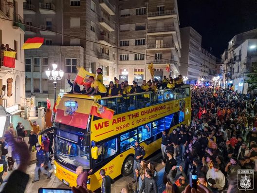 Il Catanzaro sul pullman scoperto per i festeggiamenti Catanzaro, Vivarini ancora in stand by: “Stiamo parlando del progetto serie B, serve tempo”- immagine 2