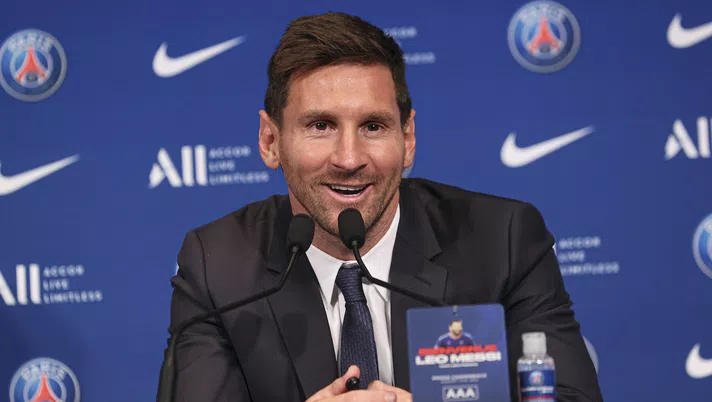 Lionel Messi alla conferenza stampa di presentazione con il PSG | News (Getty Images)