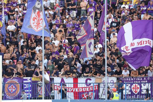 EMPOLI, ITALY - AUGUST 21: Fans of ACF Fiorentina during the Serie A match between Empoli FC and ACF Fiorentina at Stadio Carlo Castellani on August 21, 2022 in Empoli, . (Photo by Gabriele Maltinti/Getty Images) Verso Fiorentina-Empoli, il dato sui biglietti venduti per il settore ospiti- immagine 2