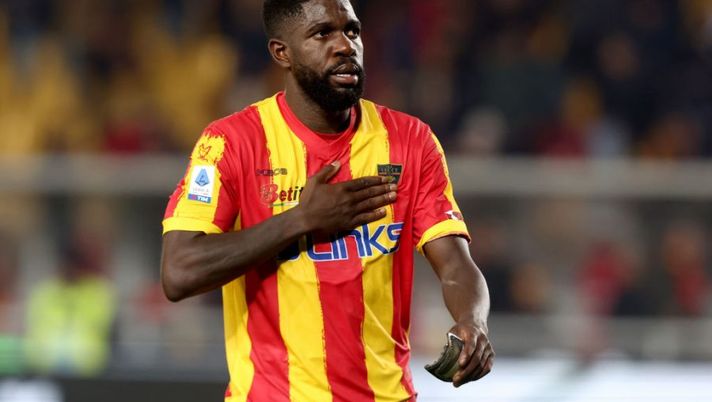 LECCE, ITALY - JANUARY 04: Samuel Umtiti of Lecce celebrates after the Serie A match between US Lecce and SS Lazio at Stadio Via del Mare on January 04, 2023 in Lecce, Italy. (Photo by Maurizio Lagana/Getty Images) Sticchi Damiani: “Qualcuno pensava Umtiti fosse una figurina: altro che marketing” - immagine 1