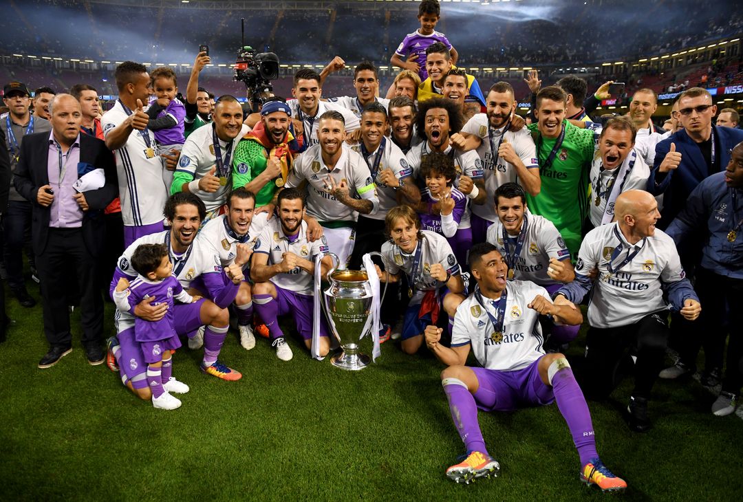  CARDIFF, WALES - JUNE 03:  The Real Madrid team pose with the Champions League Trophy after the UEFA Champions League Final between Juventus and Real Madrid at National Stadium of Wales on June 3, 2017 in Cardiff, Wales.  (Photo by Matthias Hangst/Getty Images) 