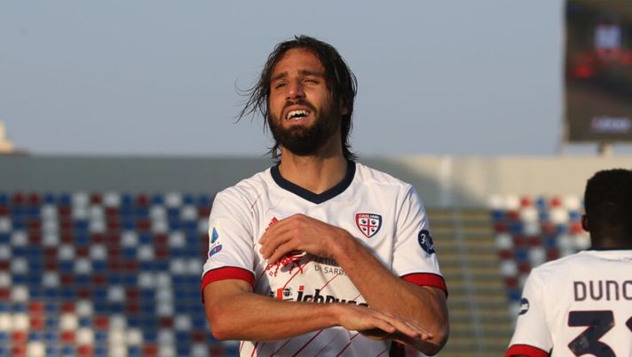 CROTONE, ITALY - FEBRUARY 28: Leonardo Pavoletti of Cagliari celebrates after scoring his team's opening goal during the Serie A match between FC Crotone and Cagliari Calcio at Stadio Comunale Ezio Scida on February 28, 2021 in Crotone, Italy. (Photo by Maurizio Lagana/Getty Images) Pavoletti, la Gazzetta: “Fermo ai box per un problema ai flessori: è un affaticamento” - immagine 1