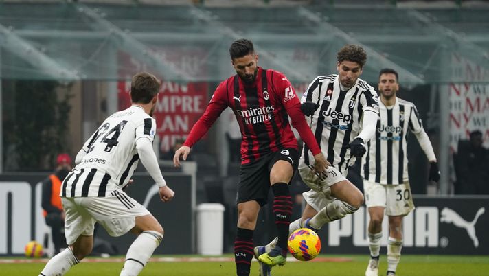 MILAN, ITALY - JANUARY 23: Olivier Giroud of AC Milan competes for the ball with Manuel Locatelli of Juventus during the Serie A match between AC Milan and Juventus at Stadio Giuseppe Meazza on January 23, 2022 in Milan, Italy. (Photo by Pier Marco Tacca/AC Milan via Getty Images)