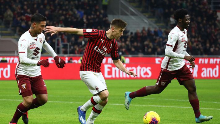 MILAN, ITALY - JANUARY 28:  Krzysztof Piatek (C) of AC Milan competes for the ball with Armando Izzo (L) of Torino during the Coppa Italia Quarter Final match between AC Milan and Torino at San Siro on January 28, 2020 in Milan, Italy.  (Photo by Marco Luzzani/Getty Images) 