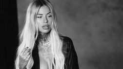 Zoe Cristofoli in versione retro è spaziale: la scollatura è da impazzire