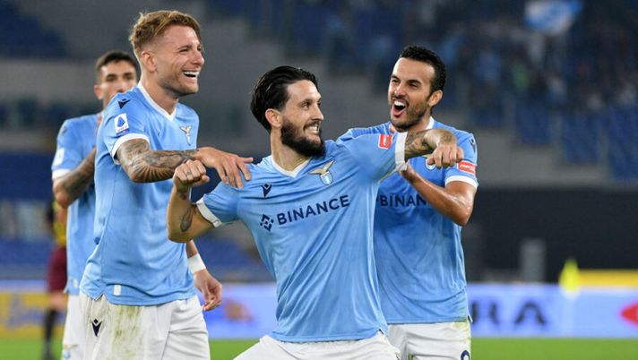 ROME, ITALY - NOVEMBER 07: Luis Alberto of SS Lazio celebrates after scoring the third goal of his team with his teammates during the Serie A match between SS Lazio v US Salernitana on November 07, 2021 in Rome, Italy. (Photo by Marco Rosi - SS Lazio/Getty Images ) Luis Alberto e Lazzari in pole, dubbio Felipe: come cambia la formazione della Lazio - immagine 1