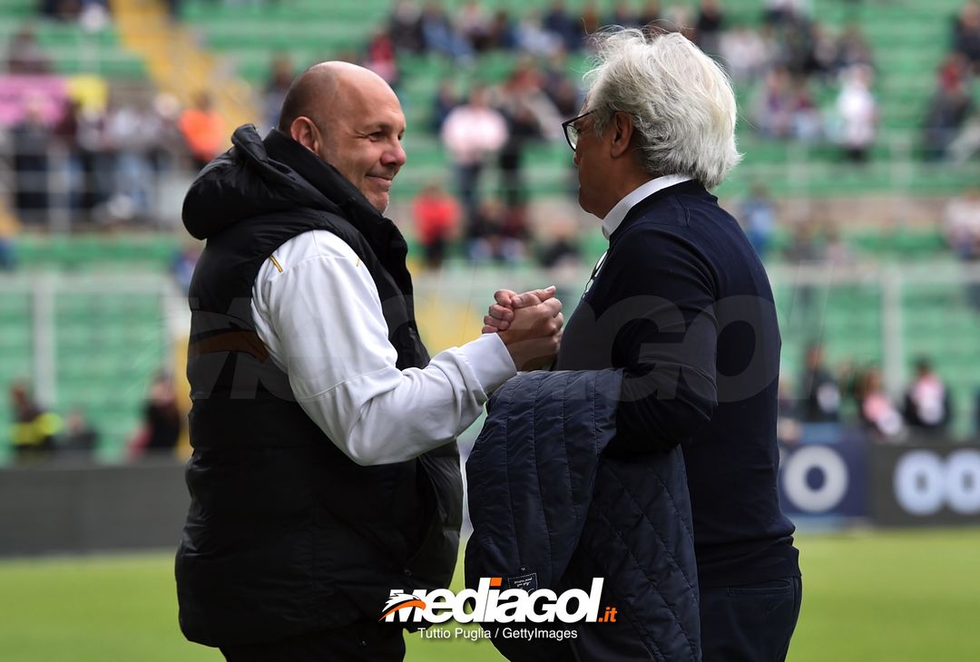  PALERMO, ITALY - APRIL 14: Head coach Bruno Tedino (L) of Palermo and President Giovanni Giammarva shake hands during the serie A match between US Citta di Palermo and US Cremonese at Stadio Renzo Barbera on April 14, 2018 in Palermo, Italy.  (Photo by Tullio M. Puglia/Getty Images) 