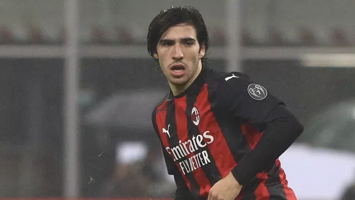 Sandro Tonali (centrocampista AC Milan), qui durante Milan-Lazio 3-2 (Serie A 2020-2021) | AC Milan News (Getty Images)