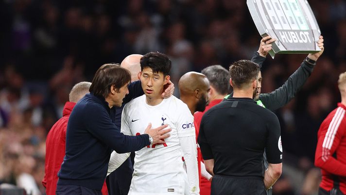 LONDON, ENGLAND - MAY 12: Heung-Min Son of Tottenham Hotspur reacts with Antonio Conte, Manager of Tottenham Hotspur after being substituted during the Premier League match between Tottenham Hotspur and Arsenal at Tottenham Hotspur Stadium on May 12, 2022 in London, England. (Photo by Clive Rose/Getty Images) CONTE