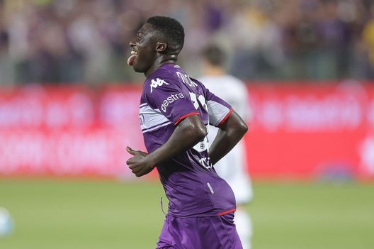 FLORENCE, ITALY - MAY 21: Alfred Duncan of ACF Fiorentina celebrates after scoring a goal during the Serie A match between ACF Fiorentina and Juventus at Stadio Artemio Franchi on May 21, 2022 in Florence, Italy. (Photo by Gabriele Maltinti/Getty Images) Semplici: “Tifo viola. Italiano, che entusiasmo. Duncan straordinario”- immagine 2