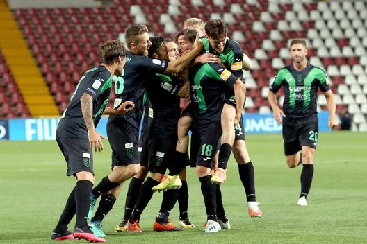 TRIESTE, ITALY - JUNE 29: Davide Mazzocco of Pordenone celebrates after scoring his team's first goal with teammates during the serie B match between Pordenone Calcio and Virtus Entella at Dacia Arena on June 29, 2020 in Udine, Italy. (Photo by Getty Images/Getty Images for Lega Serie B ) TRIESTE, ITALY - JUNE 29: Davide Mazzocco of Pordenone celebrates after scoring his team's first goal with teammates during the serie B match between Pordenone Calcio and Virtus Entella at Dacia Arena on June 29, 2020 in Udine, Italy. (Photo by Getty Images/Getty Images for Lega Serie B )