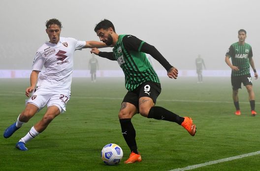 REGGIO NELL'EMILIA, ITALY - OCTOBER 23: Francesco Caputo of US Sassuolo competes for the ball with Mergim Vojvoda of Torino FC during the Serie A match between US Sassuolo and Torino FC at Mapei Stadium - Città del Tricolore on October 23, 2020 in Reggio nell'Emilia, Italy. (Photo by Alessandro Sabattini/Getty Images) REGGIO NELL'EMILIA, ITALY - OCTOBER 23: Francesco Caputo of US Sassuolo competes for the ball with Mergim Vojvoda of Torino FC during the Serie A match between US Sassuolo and Torino FC at Mapei Stadium - Città del Tricolore on October 23, 2020 in Reggio nell'Emilia, Italy. (Photo by Alessandro Sabattini/Getty Images)
