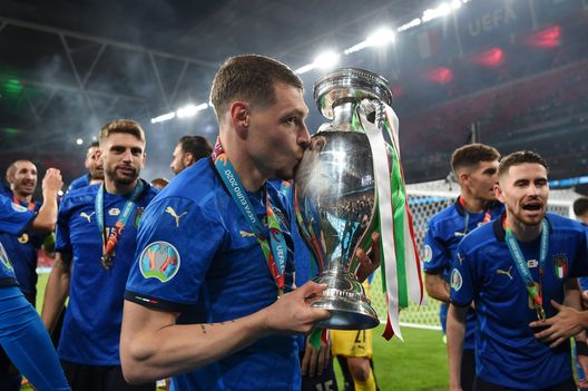  LONDON, ENGLAND - JULY 11: Andrea Belotti of Italy kisses The Henri Delaunay Trophy following his team's victory in the UEFA Euro 2020 Championship Final between Italy and England at Wembley Stadium on July 11, 2021 in London, England. (Photo by Andy Rain - Pool/Getty Images) 