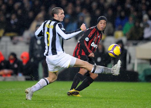  Giorgio Chiellini e Ronaldinho durante uno Juventus-Milan (credits: GETTY Images) 