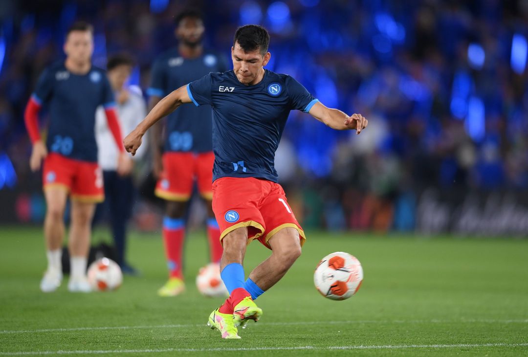  LEICESTER, ENGLAND - SEPTEMBER 16: Hirving Lozano of SSC Napoli shoots as he warms up prior to the UEFA Europa League group C match between Leicester City and SSC Napoli at The King Power Stadium on September 16, 2021 in Leicester, England. (Photo by Laurence Griffiths/Getty Images) 