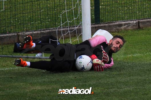 Fabrizio Alastra, portiere del Palermo, in azione durante gli allenamenti dal ritiro di Sappada Fabrizio Alastra, portiere del Palermo, in azione durante gli allenamenti dal ritiro di Sappada