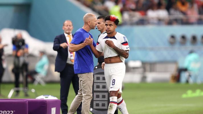 DOHA, QATAR - DECEMBER 03: Weston McKennie of United States shakes hands with Gregg Berhalter, Head Coach of United States, after being substituted during the FIFA World Cup Qatar 2022 Round of 16 match between Netherlands and USA at Khalifa International Stadium on December 03, 2022 in Doha, Qatar. (Photo by Julian Finney/Getty Images) MCKENNIE DAI MONDIALI AL MERCATO