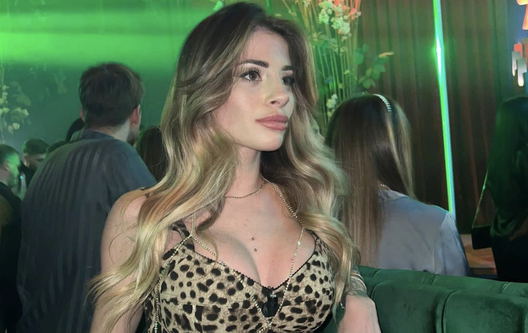 Chiara Nasti splendida in barca con il pancione a Capri: i fan la riempiono di complimenti- immagine 2