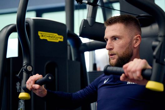 COMO, ITALY - DECEMBER 03: Milan Skriniar of FC Internazionale in action during the FC Internazionale gym session at the club's training ground Suning Training Center at Appiano Gentile on December 03, 2022 in Como, Italy. (Photo by Mattia Ozbot - Inter/Inter via Getty Images) Inter, emerge una sensazione su Skriniar: “Gli indizi portano a pensare che…”- immagine 2