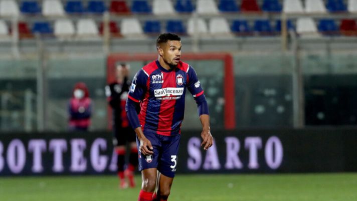 CROTONE, ITALY - FEBRUARY 14: Junior Messias of Crotone during the Serie A match between FC Crotone and US Sassuolo at Stadio Comunale Ezio Scida on February 14, 2021 in Crotone, Italy. (Photo by Maurizio Lagana/Getty Images) Messias, scende il voto ed è 5,5 con lo Spezia: la motivazione di Fantacalcio.it - immagine 1