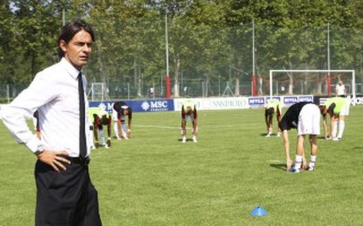 Filippo Inzaghi dirige l'allenamento del Milan a Milanello - fonte www.sport.sky.it Filippo Inzaghi dirige l'allenamento del Milan a Milanello - fonte www.sport.sky.it