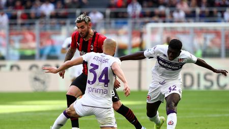 MILAN, ITALY - MAY 01: Theo Hernandez of AC Milan is challenged by Alfred Duncan and Sofyan Amrabat of Fiorentina during the Serie A match between AC Milan and ACF Fiorentina at Stadio Giuseppe Meazza on May 01, 2022 in Milan, Italy. (Photo by Marco Luzzani/Getty Images)